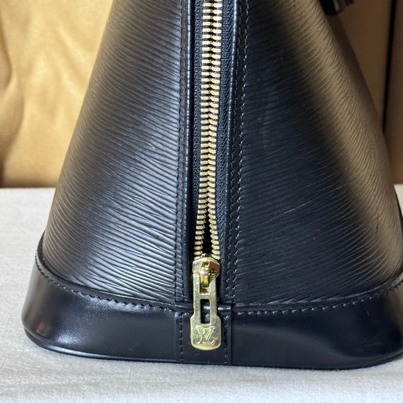Louis Vuitton Alma Handbag in excellent preowned condition. - Picture 4 of 11